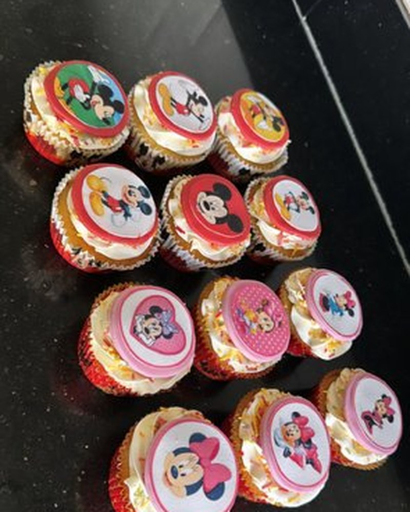 Cupcakes with Mickey and Minnie Mouse edible toppers