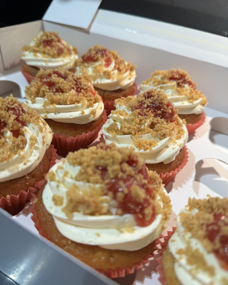 Cupcakes with strawberry compote, vanilla cream and brown sugar crumble